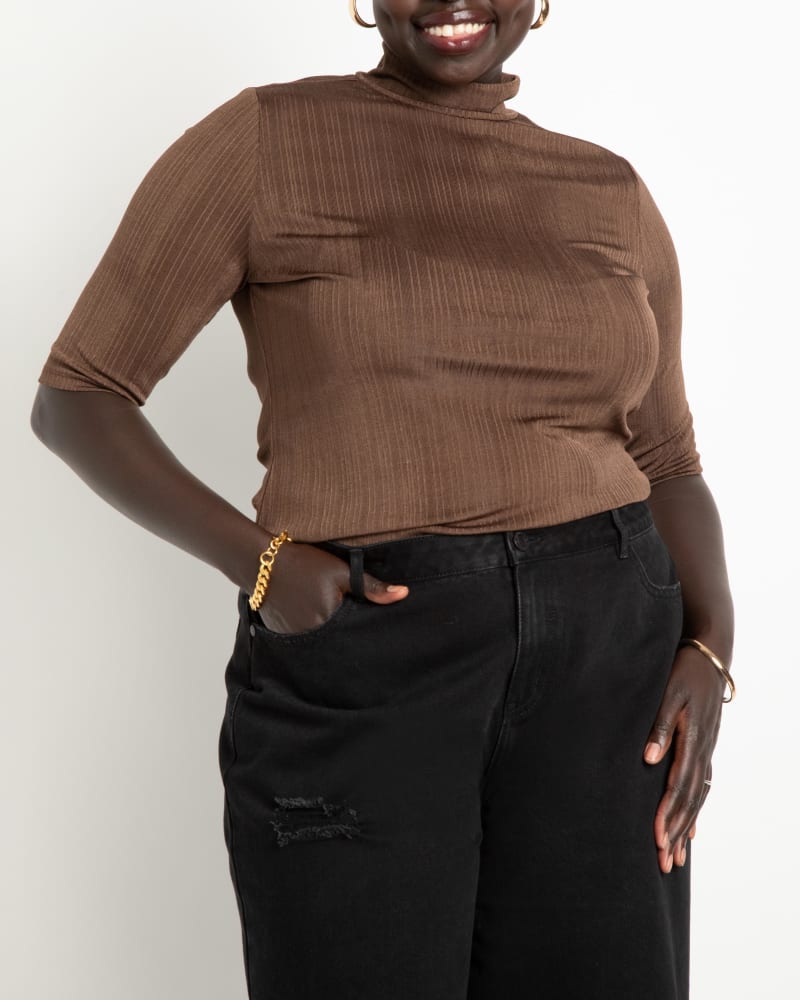 Front of a model wearing a size 14/16 Janet Elbow Sleeve Mock Neck Top in Mountain Trail by ELOQUII. | dia_product_style_image_id:236319
